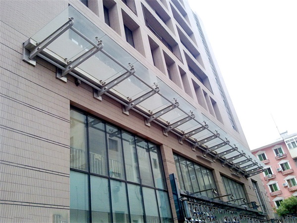 武汉雨棚制作彩钢棚特征的分析 什么是玻璃雨棚的制作工艺要点